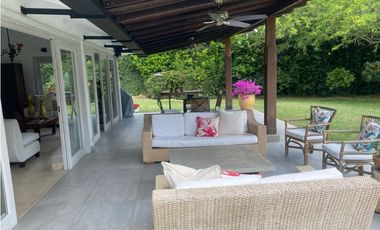 CASA  INDEPENDIENTE CON PISCINA Y AMPLIA ZONA VERDE