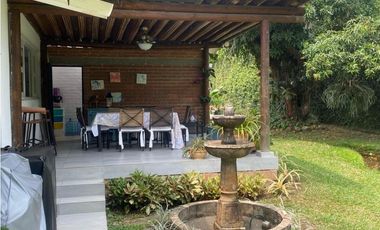 CASA  INDEPENDIENTE CON PISCINA Y AMPLIA ZONA VERDE