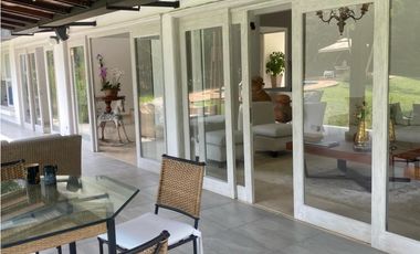 CASA  INDEPENDIENTE CON PISCINA Y AMPLIA ZONA VERDE