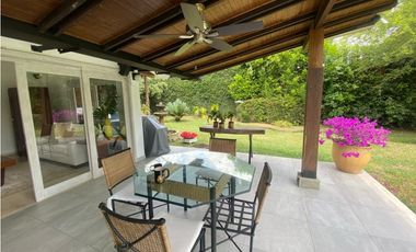 CASA  INDEPENDIENTE CON PISCINA Y AMPLIA ZONA VERDE