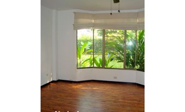 CASA AMPLIA Y RODEADA DE VERDE  EN LA MORADA