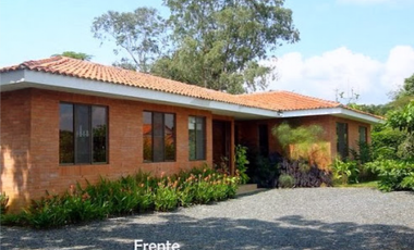 CASA AMPLIA Y RODEADA DE VERDE  EN LA MORADA