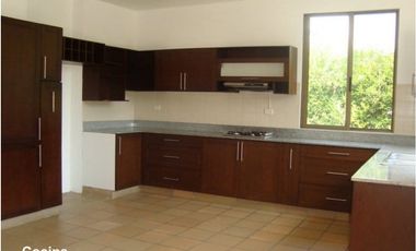 CASA AMPLIA Y RODEADA DE VERDE  EN LA MORADA