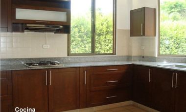 CASA AMPLIA Y RODEADA DE VERDE  EN LA MORADA