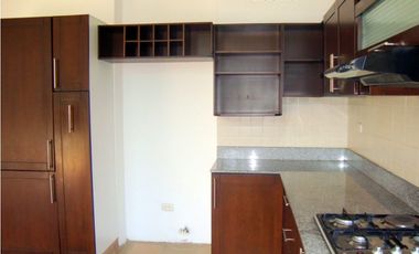 CASA AMPLIA Y RODEADA DE VERDE  EN LA MORADA