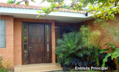 CASA AMPLIA Y RODEADA DE VERDE  EN LA MORADA