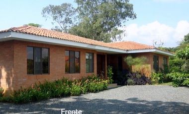 CASA AMPLIA Y RODEADA DE VERDE  EN LA MORADA