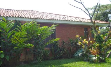 CASA AMPLIA Y RODEADA DE VERDE  EN LA MORADA