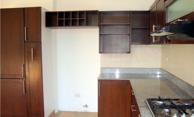 CASA AMPLIA Y RODEADA DE VERDE  EN LA MORADA