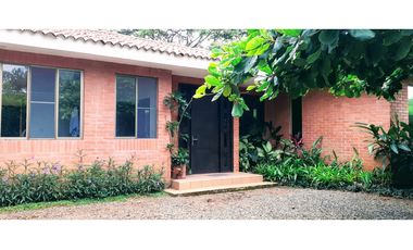 CASA AMPLIA Y RODEADA DE VERDE  EN LA MORADA