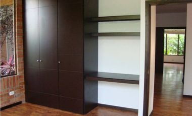 CASA AMPLIA Y RODEADA DE VERDE  EN LA MORADA