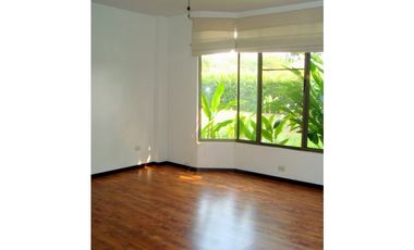 CASA AMPLIA Y RODEADA DE VERDE  EN LA MORADA