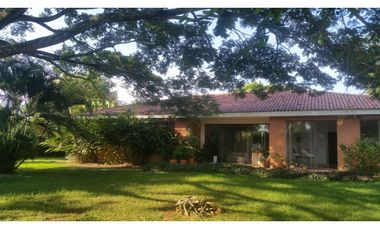 CASA AMPLIA Y RODEADA DE VERDE  EN LA MORADA