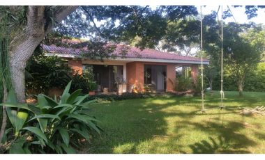 CASA AMPLIA Y RODEADA DE VERDE  EN LA MORADA