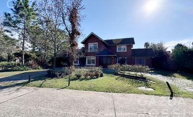 Casa con piscina en Campos De Echeverria