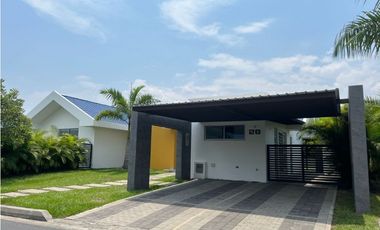 VENTA CASA UN PISO PALMA REAL VILLAVICENCIO