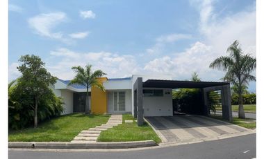 VENTA CASA UN PISO PALMA REAL VILLAVICENCIO