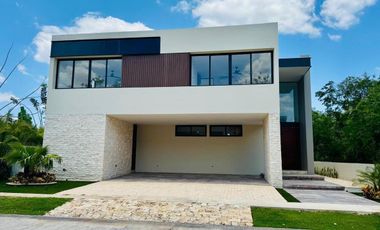 CASA EN VENTA  EN EL YUCATAN COUNTRY CLUB