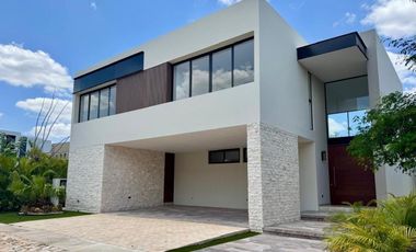 CASA EN VENTA  EN EL YUCATAN COUNTRY CLUB