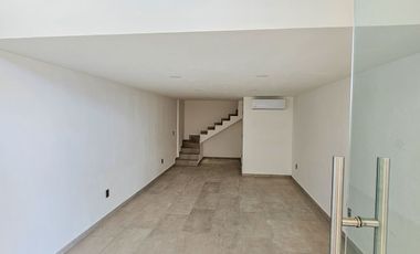 Local Comercial en RENTA · Av. Prol. La Luna por Huayacán · Doble Altura · Bulan