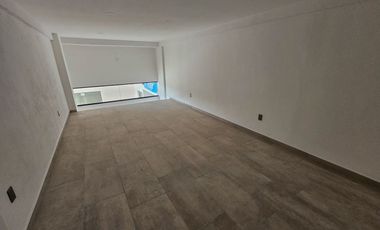 Local Comercial en RENTA · Av. Prol. La Luna por Huayacán · Doble Altura · Bulan