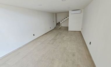 Local Comercial en RENTA · Av. Prol. La Luna por Huayacán · Doble Altura · Bulan