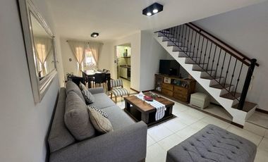 Casa en  5 ambientes con galería parrilla y patio ! Apto Credito. Berazategui
