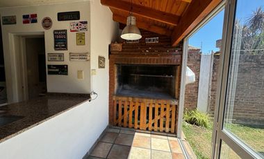 Casa en  5 ambientes con galería parrilla y patio ! Apto Credito. Berazategui