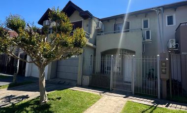Casa en  5 ambientes con galería parrilla y patio ! Apto Credito. Berazategui