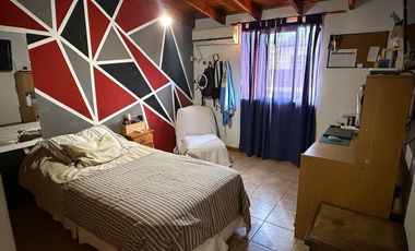 Casa en  5 ambientes con galería parrilla y patio ! Apto Credito. Berazategui