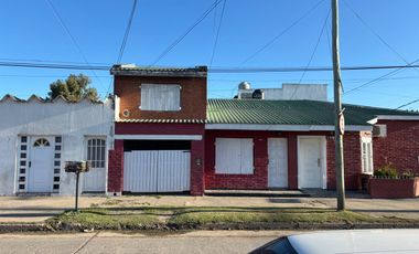 PH en venta en calle 164 entre 20 y 21. Berisso