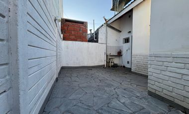 PH en venta en calle 164 entre 20 y 21. Berisso
