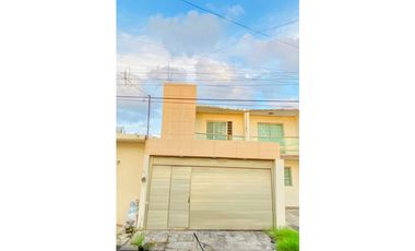 Comoda Casa Cerca de Centros comerciales y playas. SE VENDE