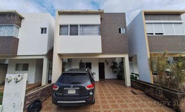 Se Vende amplia Casa modelo OKUME en Paseo los Olivos, Playa del Carmen