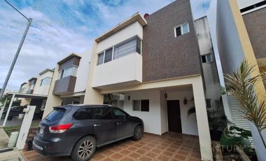 Se Vende amplia Casa modelo OKUME en Paseo los Olivos, Playa del Carmen