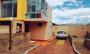 Casa de Venta Independiente en Conjunto Los Chillos Sector. Mirasierra