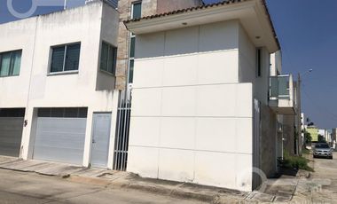 Casa de 3 niveles en renta ubicada en Rufino Tamayo, Fracc. Paraíso, Coatzacoalcos, Veracruz.