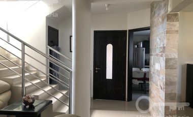 Casa de 3 niveles en renta ubicada en Rufino Tamayo, Fracc. Paraíso, Coatzacoalcos, Veracruz.