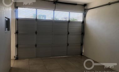 Casa de 3 niveles en renta ubicada en Rufino Tamayo, Fracc. Paraíso, Coatzacoalcos, Veracruz.