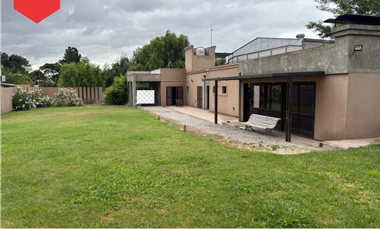 CASA EN VENTA (Calle 34 e/ Colectora 226 y 18)