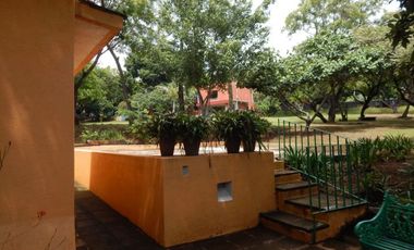 CASA EN TEPOZTLAN CON GRANDES JARDINES