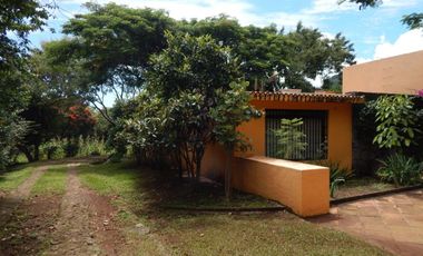 CASA EN TEPOZTLAN CON GRANDES JARDINES