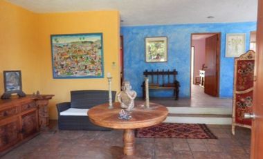 CASA EN TEPOZTLAN CON GRANDES JARDINES