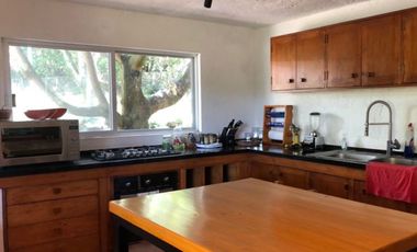 CASA EN TEPOZTLAN CON GRANDES JARDINES