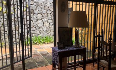 CASA EN TEPOZTLAN CON GRANDES JARDINES