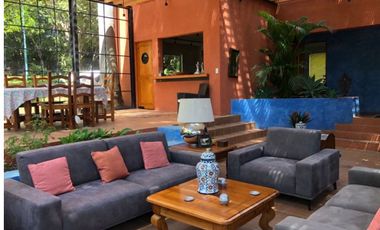 CASA EN TEPOZTLAN CON GRANDES JARDINES