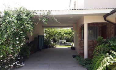 HERMOSA CASA CON AMPLIOS ESPACIOS Y  ENTORNO NATURAL