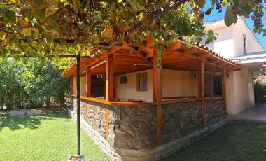 HERMOSA CASA CON AMPLIOS ESPACIOS Y  ENTORNO NATURAL