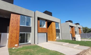 VENTA CASA MODERNA  A ESTRENAR DE DOS PLANTAS ZONA NORTE