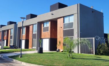 VENTA CASA MODERNA  A ESTRENAR DE DOS PLANTAS ZONA NORTE